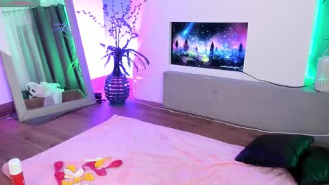 Mila online show from October 17, 2025, 11:57 am