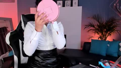 Mila online show from October 29, 2025, 11:34 am