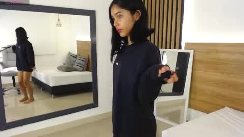 milaa_star online show from April 29, 2026, 4:05 am