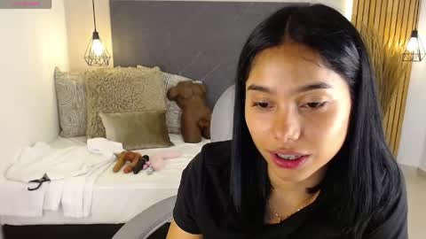 milaa_star online show from May 6, 2026, 3:57 am