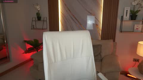 milacrave online show from December 19, 2025, 11:39 am