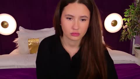 milaleoneli online show from November 10, 2025, 4:22 am