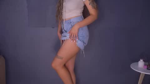 Mila online show from October 4, 2025, 3:21 pm