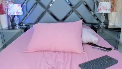 milan_lewiss online show from November 13, 2025, 1:32 pm