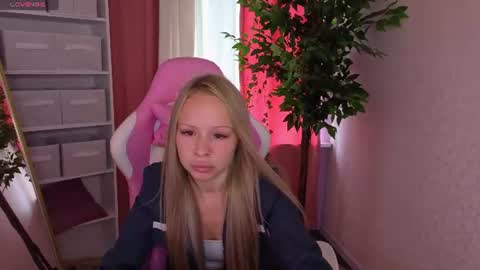 Snapshot of milana_r0se chatting on July 18, 2026, 9:02 am Milana online show from July 18, 2026, 9:02 am