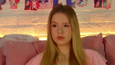 MilanaBalmain online show from November 4, 2025, 4:22 am