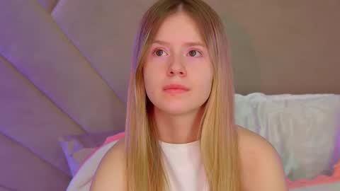 MilanaBalmain online show from November 18, 2025, 4:06 am