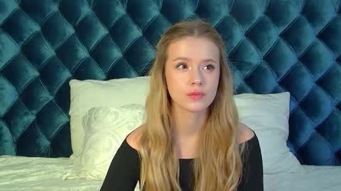 MilanaBalmain online show from December 3, 2025, 4:05 pm