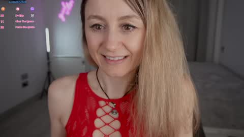 Milana online show from May 4, 2026, 5:42 pm