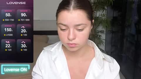 Mila online show from September 18, 2025, 10:45 pm