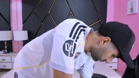 milanzaire online show from November 9, 2025, 9:35 pm