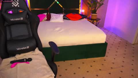 milaskyy online show from March 9, 2025, 6:43 pm