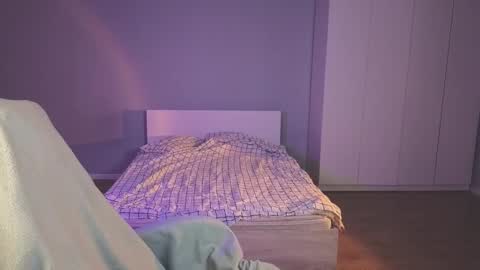 Mila online show from September 26, 2025, 4:22 pm