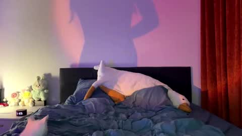 MIla and Viki online show from October 17, 2025, 8:11 pm