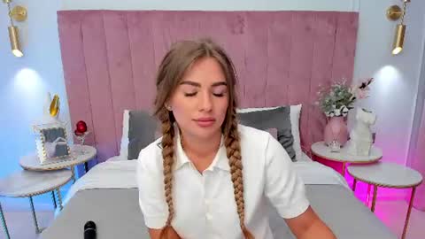 Mia online show from July 5, 2026, 5:03 am