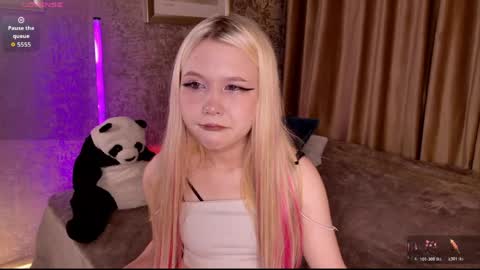 Mia online show from April 30, 2026, 3:07 pm