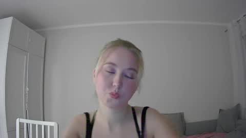 Snapshot of milena391630 chatting on November 4, 2025, 11:48 pm Milena new nonude shy blonde natural online show from November 4, 2025, 11:48 pm