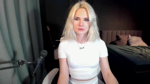 Snapshot of milena_marshmallows chatting on February 23, 2025, 10:53 pm Milena online show from February 23, 2025, 10:53 pm