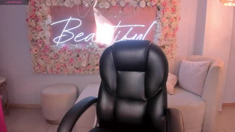 Snapshot of mileycruz_ chatting on April 8, 2026, 7:25 pm Miley Cruz IG miley model23 online show from April 8, 2026, 7:25 pm