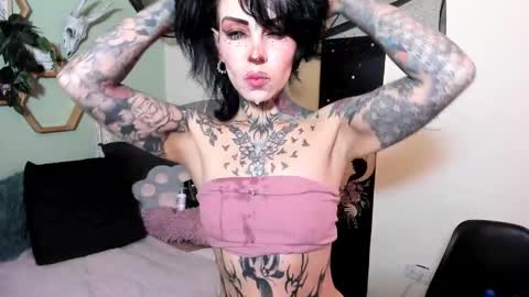 Isabella online show from October 15, 2025, 1:44 pm