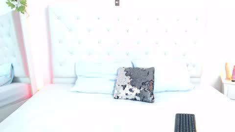 milfdeluxe_ online show from April 24, 2026, 1:57 pm