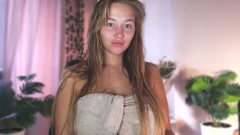 milk_bunny_ online show from September 25, 2025, 9:02 am