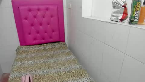 milkyway_18 online show from November 30, 2025, 1:37 pm