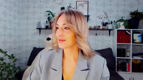 Snapshot of millaxqueen chatting on November 25, 2025, 3:23 pm MillaXQueen online show from November 25, 2025, 3:23 pm