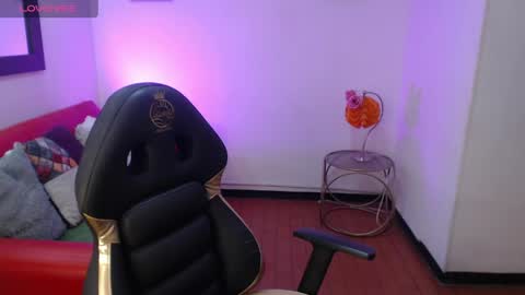 milly_1_ online show from May 6, 2026, 6:02 pm