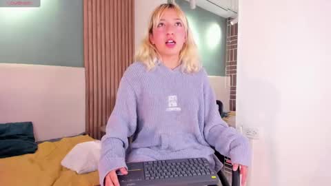 milly_cute online show from March 4, 2025, 3:37 pm