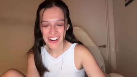 Snapshot of millypetite chatting on October 23, 2025, 10:03 am Milly online show from October 23, 2025, 10:03 am