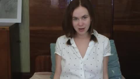 Mila online show from September 9, 2025, 3:22 pm