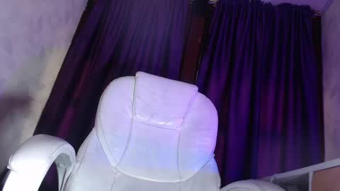 milu23__ online show from March 7, 2025, 5:06 pm