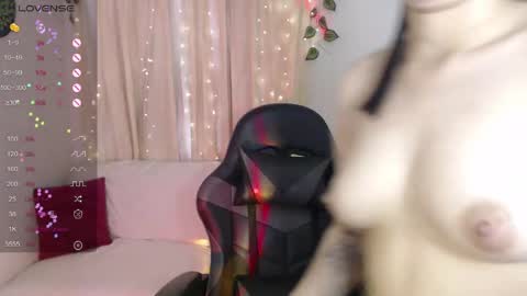 Snapshot of mily_thomson_b chatting on May 8, 2026, 10:04 pm Mily online show from May 8, 2026, 10:04 pm
