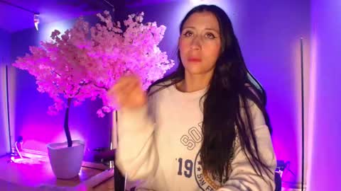 Snapshot of milyrouse___ chatting on October 6, 2025, 12:24 pm Milly  online show from October 6, 2025, 12:24 pm