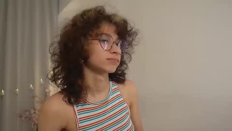 Snapshot of mimilicks chatting on September 17, 2025, 7:43 am  IRIS  online show from September 17, 2025, 7:43 am