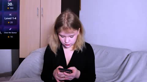 Snapshot of mina27372 chatting on December 3, 2024, 1:30 am hi Im Mina  online show from December 3, 2024, 1:30 am