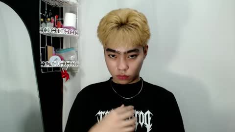 mingkla_man online show from May 9, 2026, 2:55 pm