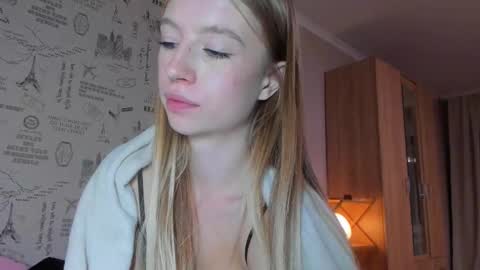 Snapshot of minidiva_ chatting on October 4, 2025, 9:35 pm Amelia online show from October 4, 2025, 9:35 pm