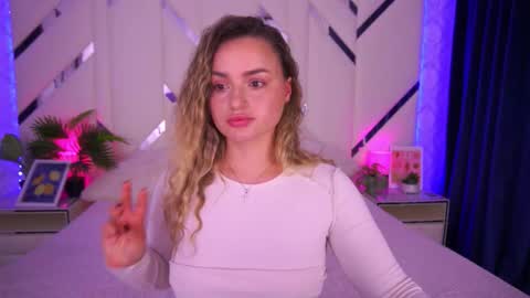 minifox_ online show from October 15, 2025, 7:52 am