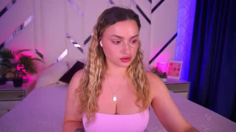 minifox_ online show from November 2, 2025, 8:28 am