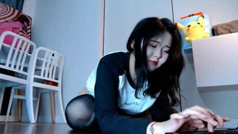Minji online show from April 24, 2026, 1:24 pm