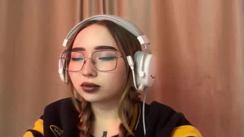 Snapshot of mira_light_ chatting on October 2, 2025, 3:08 pm mira_light_ online show from October 2, 2025, 3:08 pm