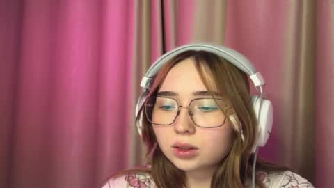 Snapshot of mira_light_ chatting on October 3, 2025, 3:20 pm mira_light_ online show from October 3, 2025, 3:20 pm