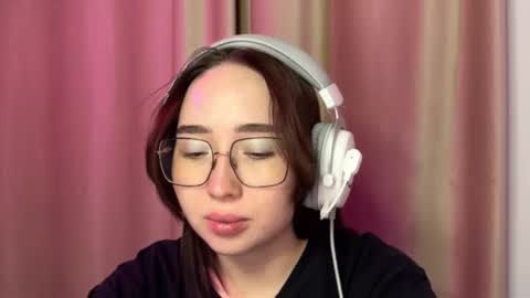 Snapshot of mira_light_ chatting on October 7, 2025, 4:04 pm mira_light_ online show from October 7, 2025, 4:04 pm