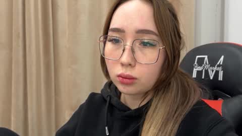 Snapshot of mira_light_ chatting on November 11, 2025, 4:29 pm mira_light_ online show from November 11, 2025, 4:29 pm