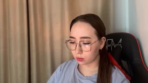 Snapshot of mira_light_ chatting on November 12, 2025, 4:18 pm mira_light_ online show from November 12, 2025, 4:18 pm