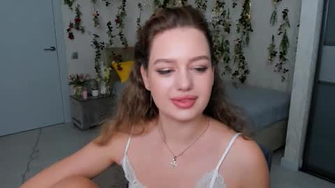 Snapshot of miraclecurly chatting on October 2, 2025, 7:43 pm Emma online show from October 2, 2025, 7:43 pm