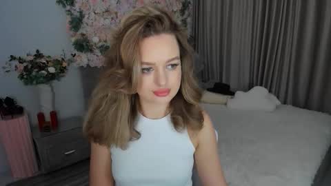 Snapshot of miraclecurly chatting on October 7, 2025, 7:33 pm Emma online show from October 7, 2025, 7:33 pm