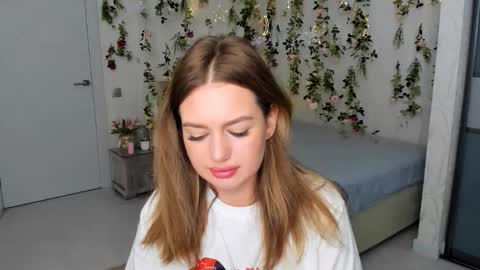 Snapshot of miraclecurly chatting on October 12, 2025, 1:04 am Emma online show from October 12, 2025, 1:04 am